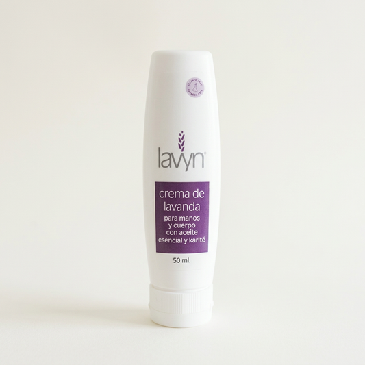 Crema de lavanda con karité de 50 ml sobre fondo claro