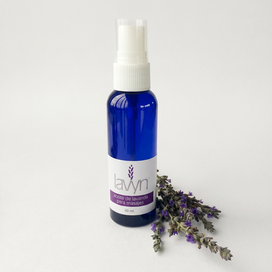 Aceite para Masajes de Lavanda Lavyn con dosificador y ramitas sobre fondo claro