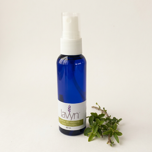 Aceite para Masajes de Verbena Lavyn con dosificador y ramita sobre fondo claro