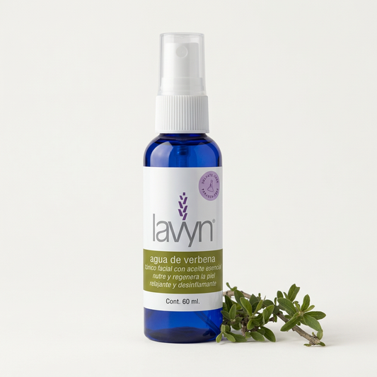 Agua de Verbena Lavyn de 60 ml con ramita sobre fondo claro