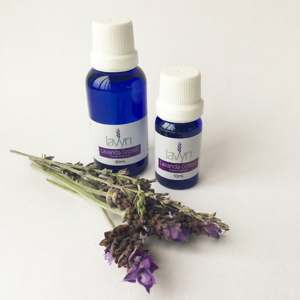 Portada del aceite esencial de lavanda Grosso Lavyn con frascos de 10 y 30 ml